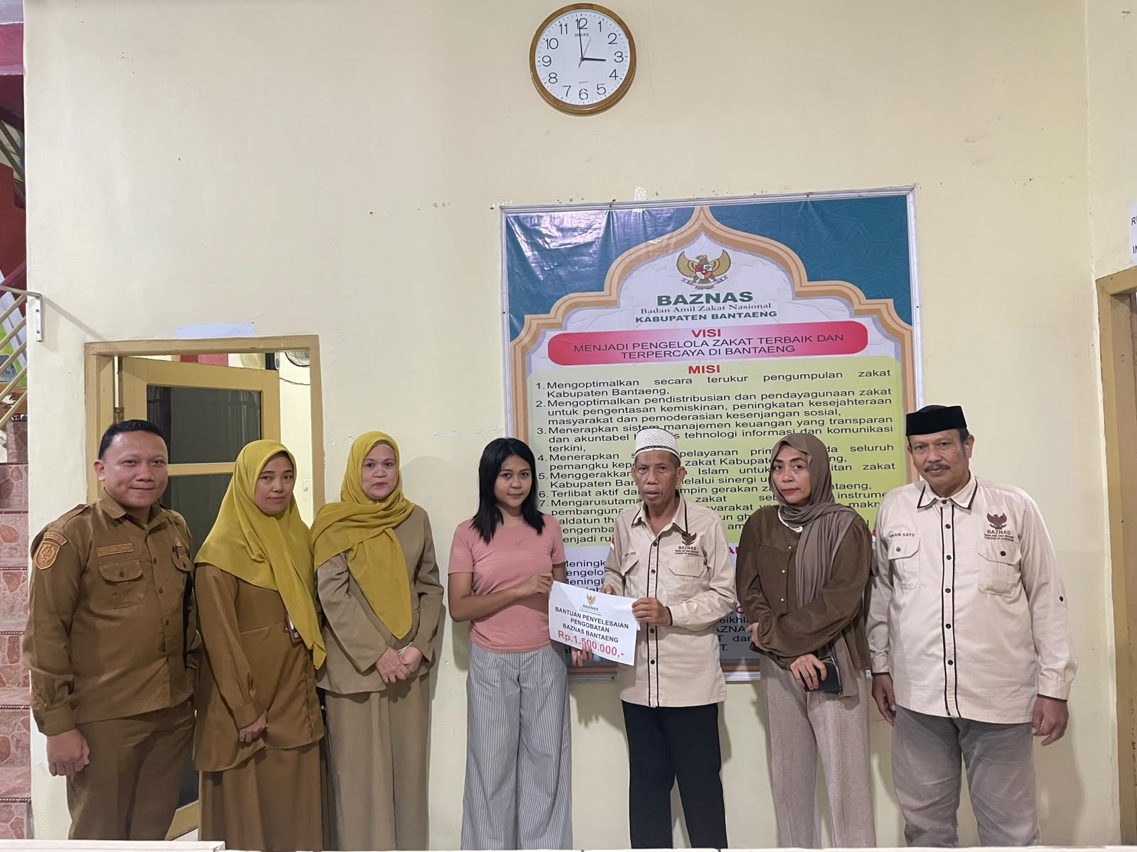 Wujud Kepedulian Nyata, Warga RW 05 Biring Kassi Terima Bantuan Biaya Pengobatan dari BAZNAS Bantaeng